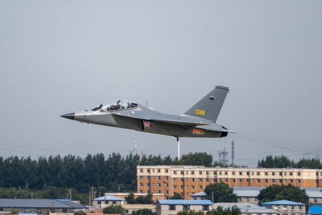 教10教练机起飞后通场准备爬升