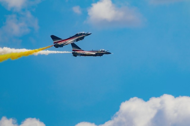 八一飞行表演队表演特技动作