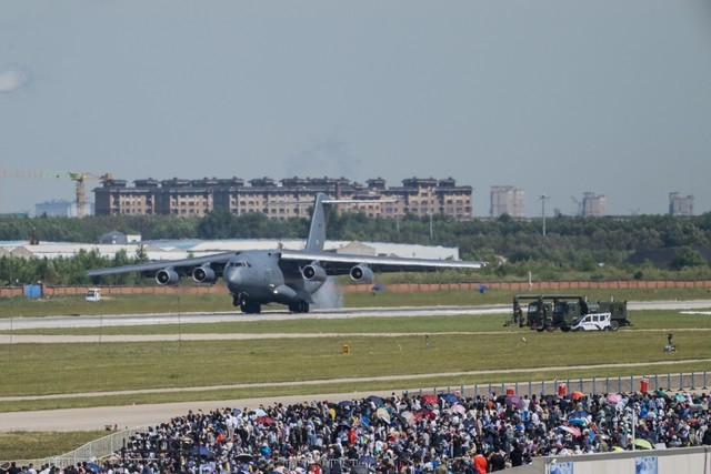 远眺运20大型运输机降落接地瞬间