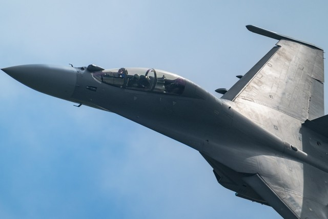 歼16三代半战斗机水平盘旋800毫米视角与飞行员对视