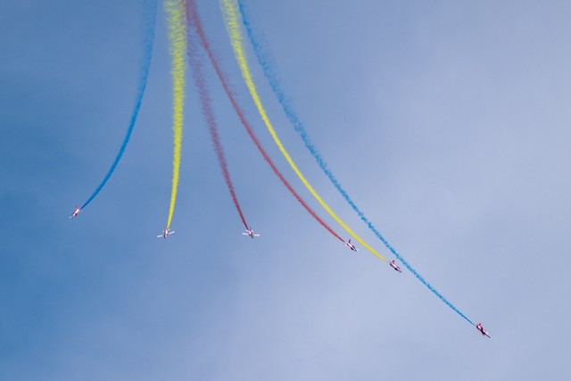 红鹰飞行表演队向下开花K8教练机鲜艳涂装