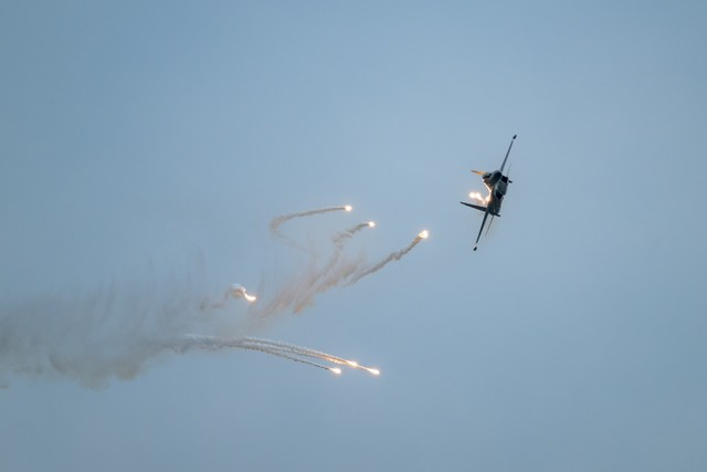 迎头视角歼11BS战斗机水平盘旋发射干扰弹