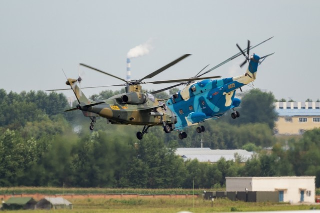 直升机旋翼下洗效果明显热流和晃动都产生了很大的干扰