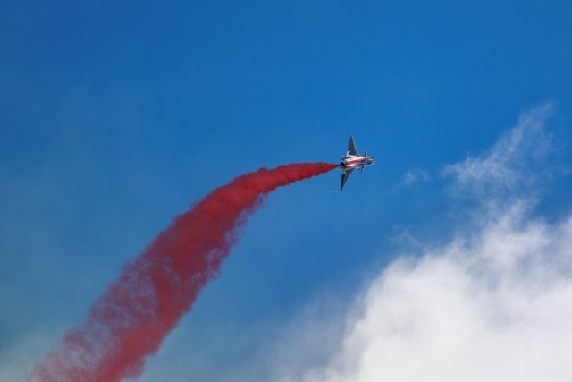 八一飞行表演队歼10战斗机向上爬升