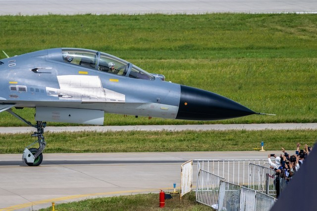 歼11BS战斗机在滑行道上极近距离与观众互动