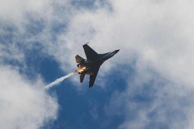 仰视视角歼11BS垂直筋斗爬升发射干扰弹