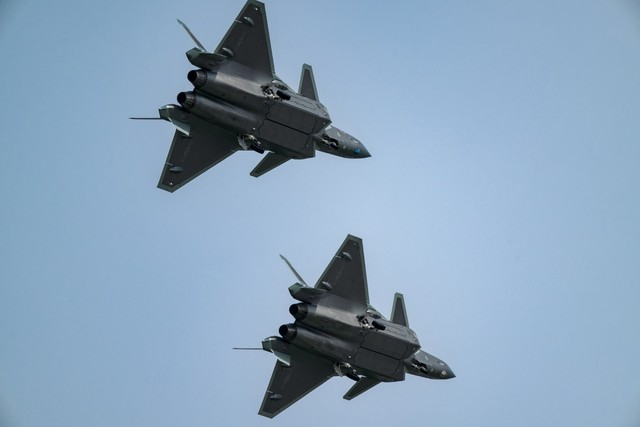 歼20第四代隐身战斗机双机水平盘旋