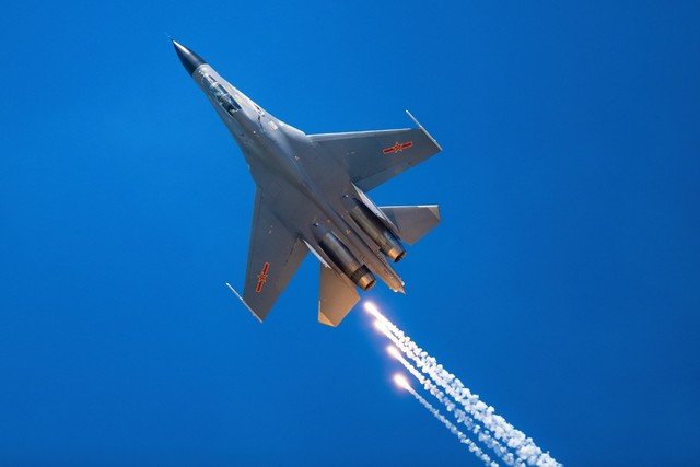 背部视角歼11BS斜向爬升发射干扰弹