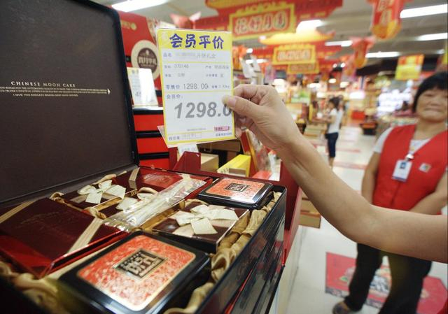 　　2010年9月6日，杭州一家大型超市高档月饼促销展台上，一款是鲍鱼、干贝馅的礼盒月饼售价1298元。