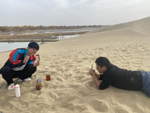 刘元杰和伙伴在新疆沙漠拍摄视频。受访者供图