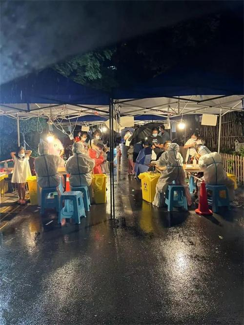9月2日晚，雨中排队核酸的成都市民（受访者供图）