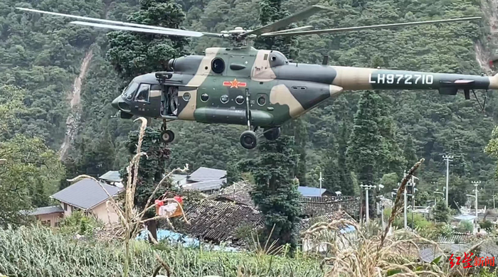 ↑救援力量用直升机向共和村投送物资