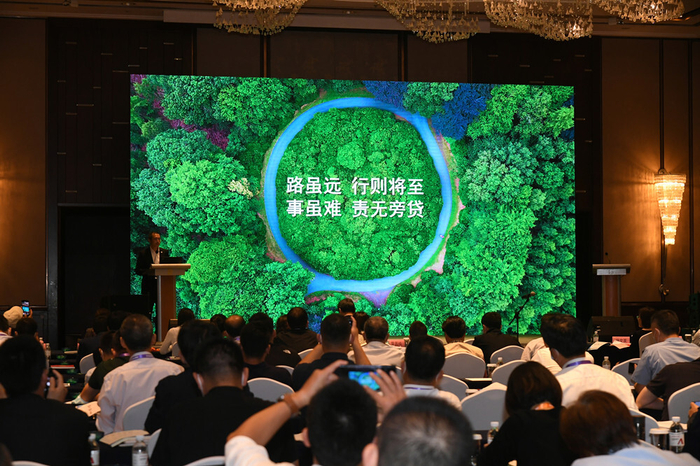 　　米其林中国区总裁、首席执行官叶菲在峰会上发表演讲
