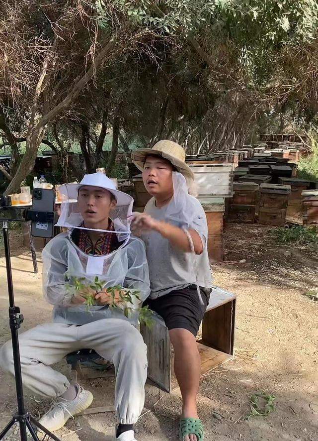 刘元杰和伙伴直播带货蜂蜜。受访者供图