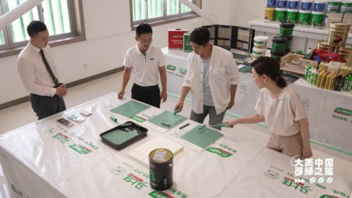 　　武大靖和常婷体验涂刷、美缝