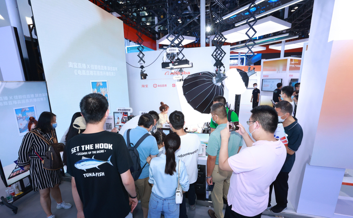 　　服贸会阿里集团展台上展出的直播标准化解决方案