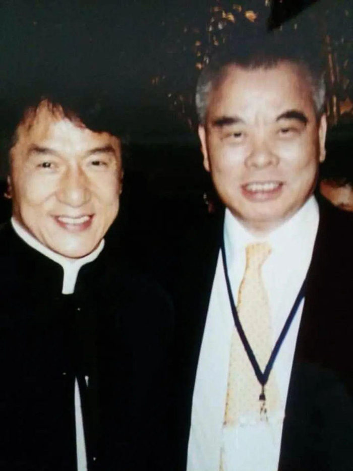 　　洪祖星先生与国际影星成龙合影