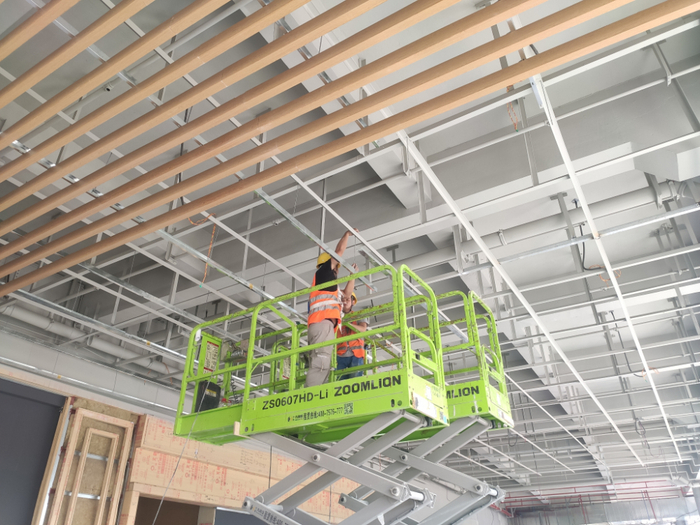 工人正在进行室内装饰装修的收尾工作。中建八局供图