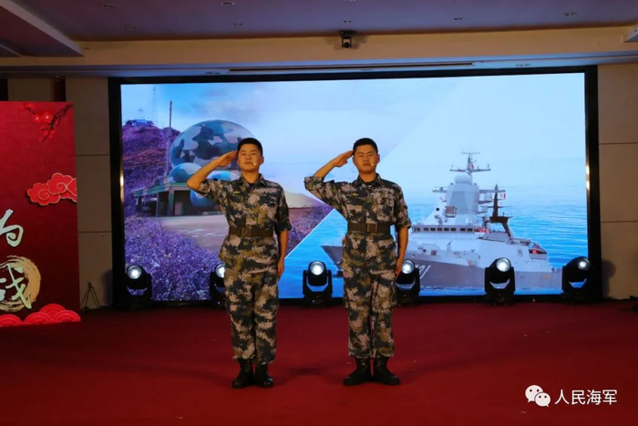 ▲双胞胎兄弟表演相声