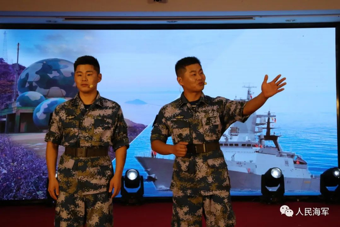 ▲双胞胎兄弟表演相声