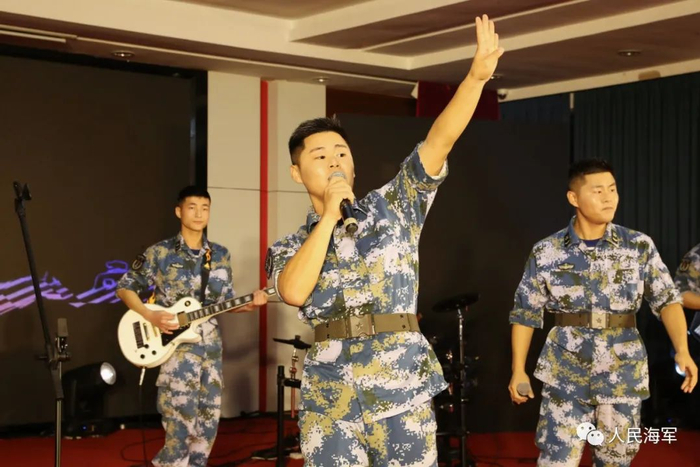 ▲双胞胎兄弟乐队演出