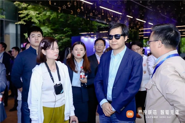 　　雷军试听灌装有N'BASS®材料的音频眼镜