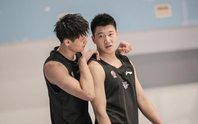 雷蒙（右）轻松通过体测。  图/北京首钢篮球俱乐部