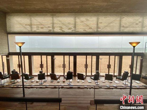 图为孤独图书馆内部，读者可一边看海一边看书。　赵丹媚　摄