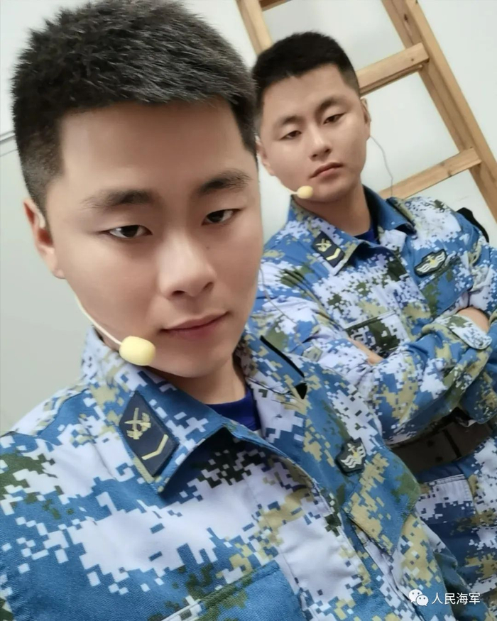 ▲哥哥黄佳兴（右）来弟弟黄佳旺（左）单位表演相声