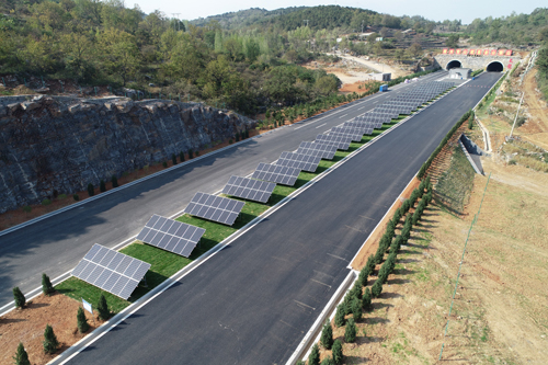 阳蟒高速文龙隧道中央隔离带分布式光伏电站
