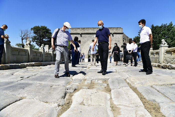 张家湾城遗址与通运桥是运河文化的重要载体。活动中，专家学者们到通运桥观摩考察。记者 唐建/摄