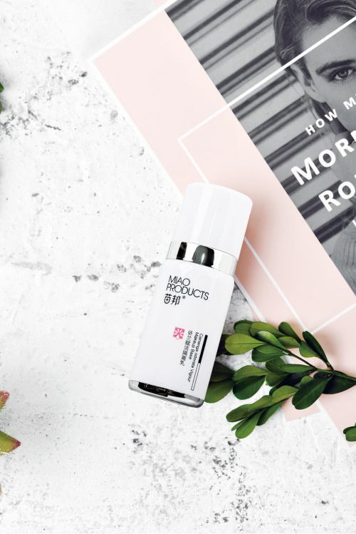 （图注：苗邦依兰赋活隔离乳）