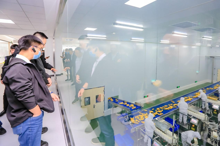 　　现场嘉宾参观北纬四十七生产园区