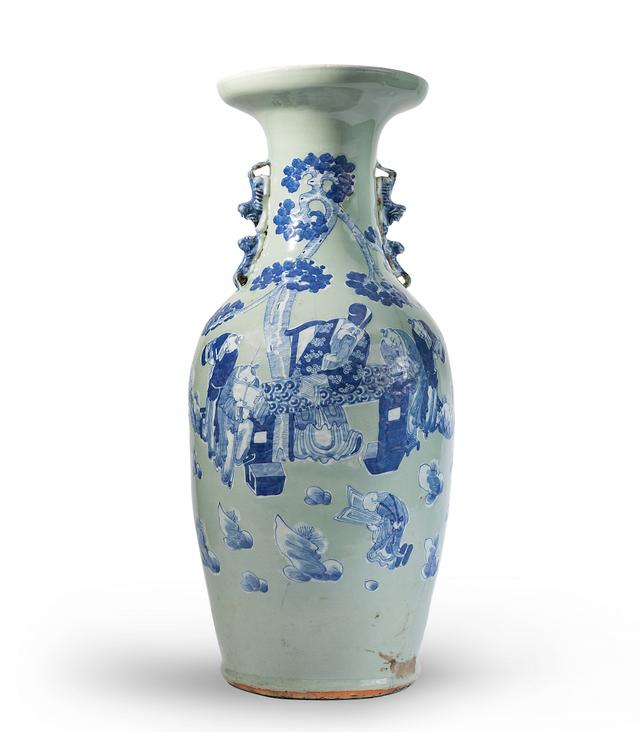 ▲打捞上岸的豆青地堆白青花松下高士图双耳瓶。图片来源/上海市文物局