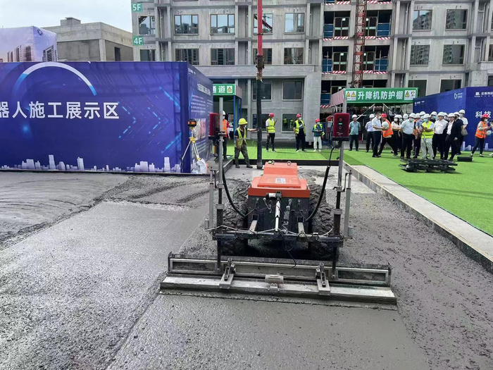 图为黑龙江省哈尔滨市某房地产建设项目，工人在围观新来的“工友”。