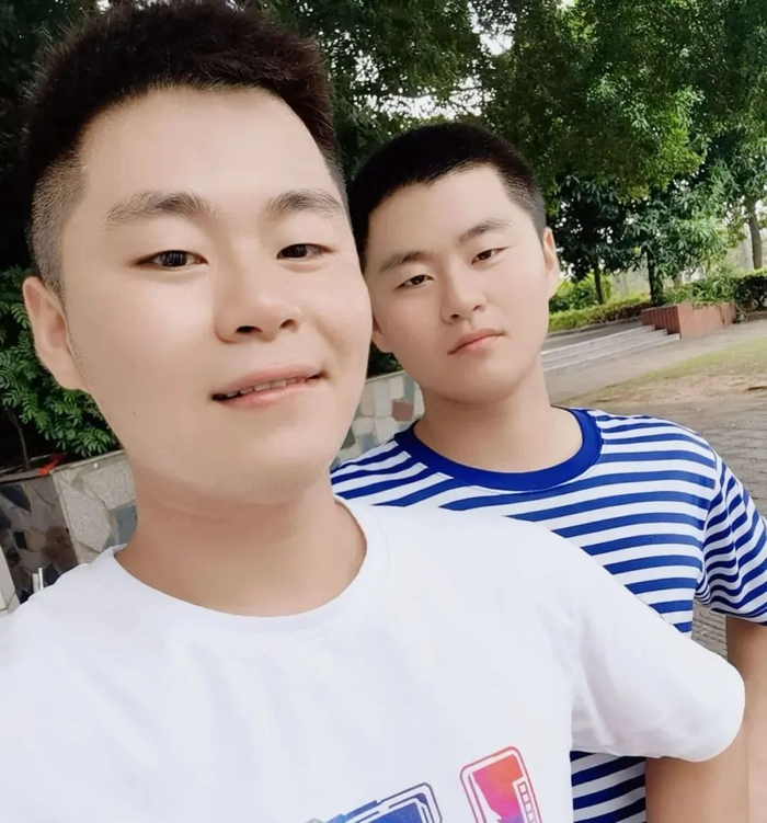 ▲哥哥黄佳兴（右）执行任务归来，弟弟黄佳旺（左）去码头看望