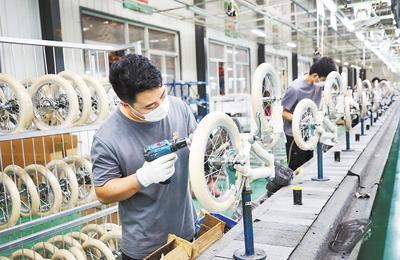     日前，金天儿童用品有限公司员工在一丝不苟地组装童车。 河北日报通讯员 柴更利摄