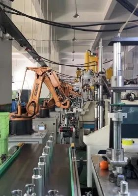 浙江聚贤圈杯业的机械臂生产线 图片来源：受访者供图