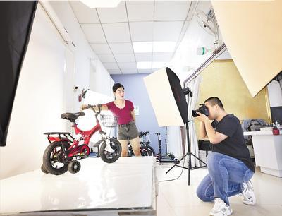     日前，在平乡县河北童车玩具供应链直播基地，员工正在拍摄上架商品。 河北日报通讯员 齐建仓摄