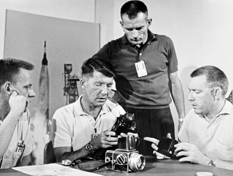 　　宇航员 WALTER SCHIRRA 与哈苏 500C 相机