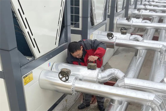 　　服务人员在采暖季前仔细检查设备