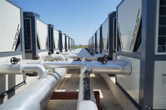 　　橡塑保温棉和铝板包裹的热水连接管道