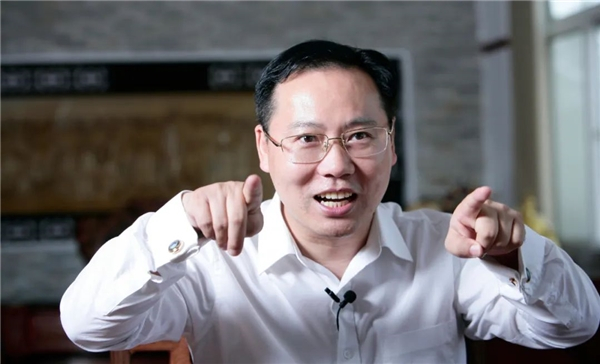 　　世华教育集团创始人、董事长,北京华夏管理学院校长姜岚昕