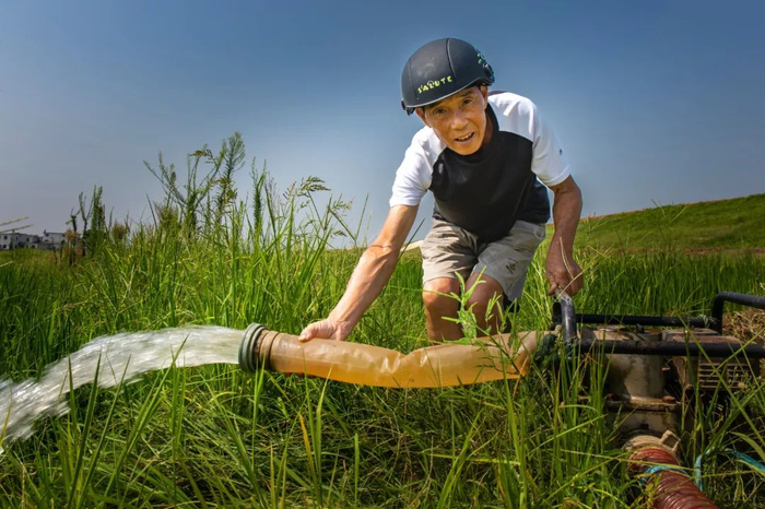 8月26日，顶着烈日工作的水利工作者。摄影：刘远庆