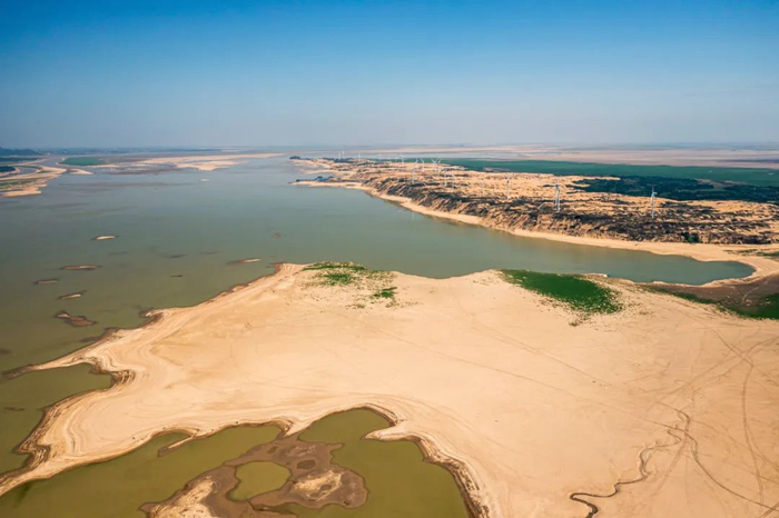 9月6日，湖水退去后的滩涂。摄影：张小林