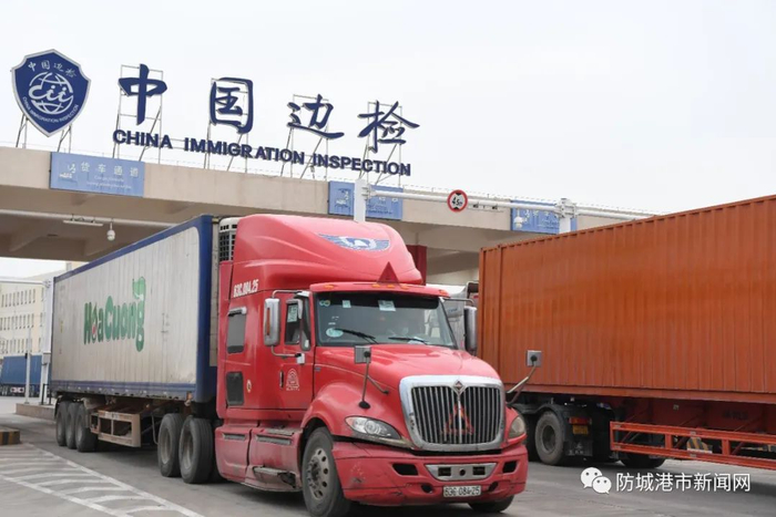 货车通关。（资料图）
