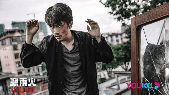 电视剧《冰雨火》中，陈晓饰演的吴振峰永远警惕地盯着四周。  受访者供图