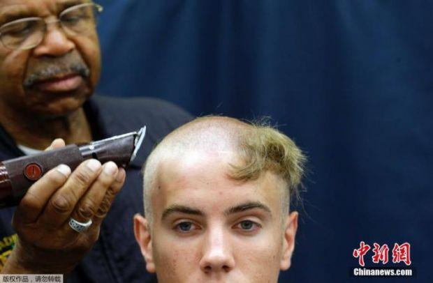 资料图：美国海军军官学校新生入学时剃头。