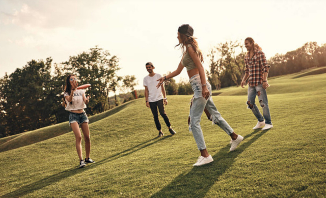 飞盘不强调“男性气概”，被视为一种男女可以同台竞技的游戏。图/ic photo．