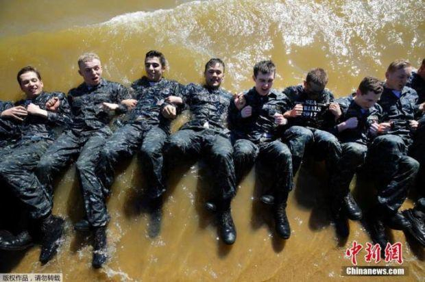 资料图：美国海军学校新生躺卧水中接受训练。